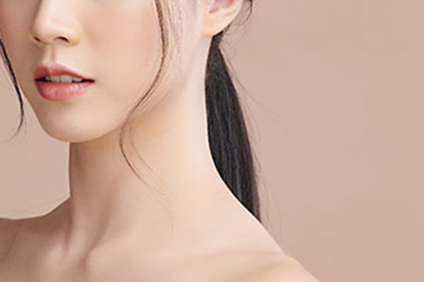 笑顔の女性の首元を撮影した様子