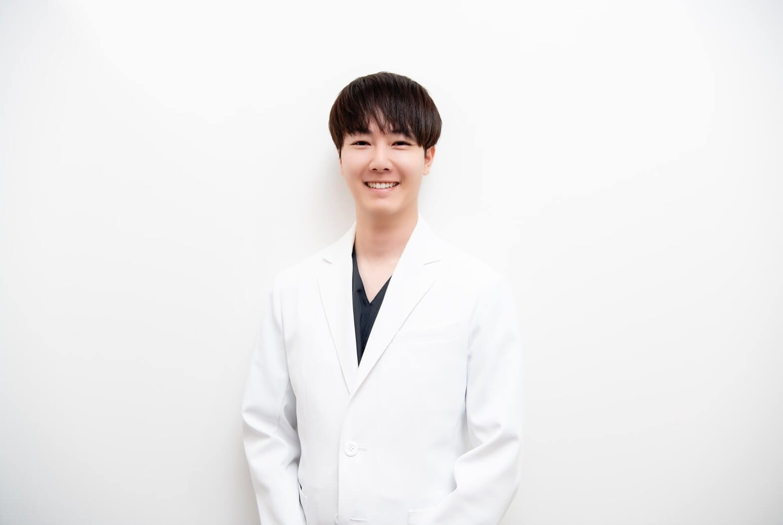 笑顔の院長がこちらを見ている様子