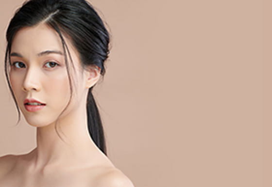 笑顔の女性がこちらを見ている様子