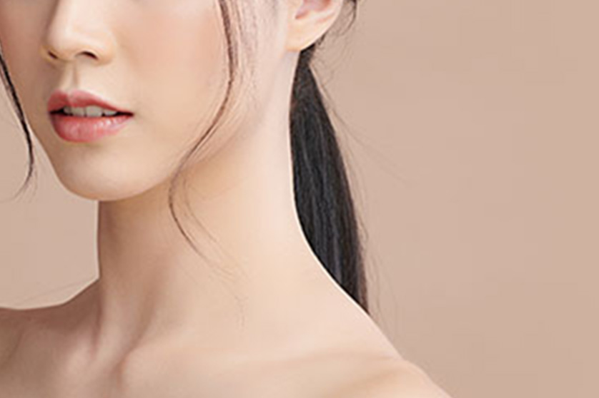 一つ結びの女性の口元から胸上部分を撮影した様子